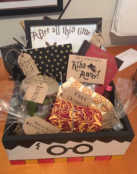 Harry Potter Birthday Gifts Diy, Harry Potter Theme Gifts, Harry Potter Themed Gifts Diy, Harry Potter Basket Gift, Harry Potter Gifts Ideas, Harry Potter Themed Presents, Harry Potter Box Diy, Harry Potter Present Ideas, Harry Potter Gift Box Diy