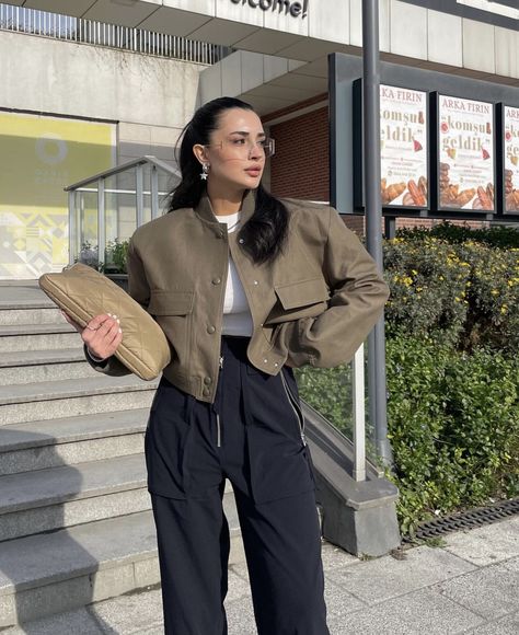 Khaki And Black Outfits For Women, Khaki Bomberjack Outfit, Khaki And Black Outfit, Khaki Blazer Outfit, Khaki Jacket Outfit, Neon Green Outfits, Smart Casual Work Outfit Women, Smart Casual Work Outfit, Casual Work Outfits Women