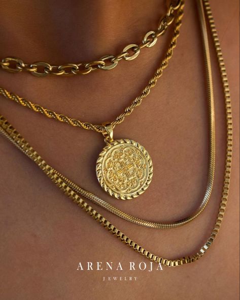 Joyas doradas
Jewelry 
Collares
Collares oro
Collares de moda
Collares dorados
Cadenas bonitas
Cadenas oro
Arena Roja
Aesthetic jewelry Gold Hijab, Surf Necklace, Gold Minimalist Jewelry, Dope Jewelry Accessories, Jewelry Wardrobe, Luxe Jewelry, Dope Jewelry, Classy Jewelry, Clean Look