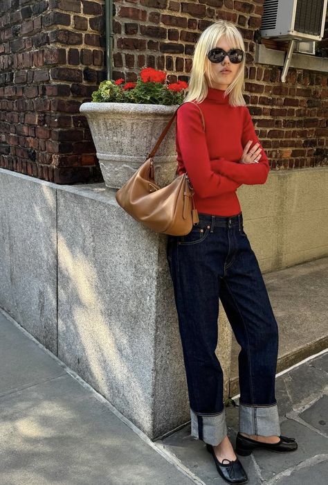 Garden Casual Outfit, Blue Green Striped Sweater, All One Color Outfit, Indie Corporate Outfit, Lisbon Fashion Fall, 90s Cold Weather Outfits, Poppy Almond Outfits, Office Outfit Winter 2024, Blue Look Outfit