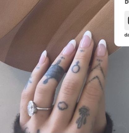 Ariana Nails, Ariana Grande Nails, Ariana Details, Ariana Grande Details, Grande Tattoo, Ariana Grande Tattoo, Ariana Icons, Looks Kylie Jenner, Finger Tats