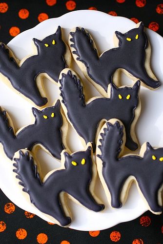 black cat sugar cookies #halloween Black Cat Cookies, Halloween Pumpkin Cake, Halloween Sugar Cookies Decorated, Pumpkin Roll Cake, Witches Ball, Galletas Halloween, Halloween Cookie Recipes, Halloween Punch, Halloween Cookies Decorated