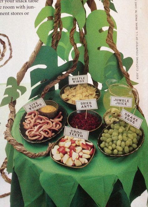 Jungle theme Dad's Night cute food ideas. (Shown: Hot dogs, apples, grapes, raisins, chips, sports drink) Tropisk Fest, Jungle Book Party, Wild Kratts Party, Jungle Theme Birthday Party, Jungle Thema, Lion King Party, Lion King Baby Shower, Wild Birthday Party, Jungle Theme Parties