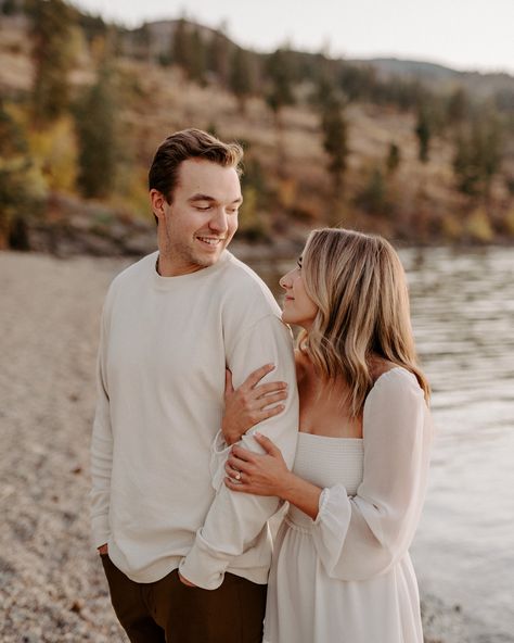 Beach Fall Engagement Photos, Fall Beach Engagement Photos, Cozy Beach Engagement Photos, North Shore Mn Engagement Photos, Engagement Photos Minnesota, Fall Beach, Fall Engagement Pictures, Engagement Inspo, Beach Engagement Photos