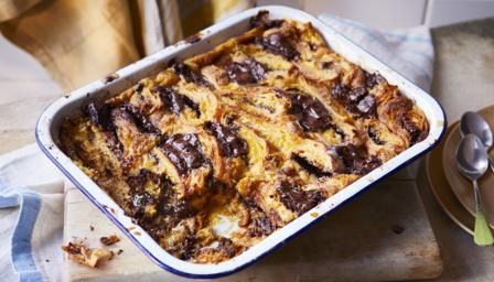 Easy Anzac Biscuits, Croissant Pudding, Bread And Butter Pudding Recipe, Toffee Apples, Cupcakes Halloween, Halloween Food Ideas, Croissant Bread, Butter Pudding, Croissant Recipe