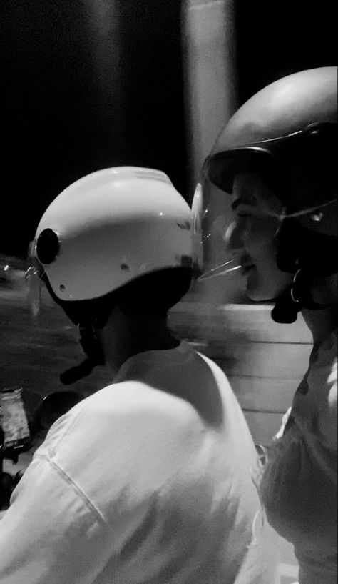 Vespa Couple, Scooter Couple, Scooter Aesthetic, Couple Driving, Night Ride, Editing Tricks, Fashion Design Collection, Motor Scooters, Photo Editing Tricks