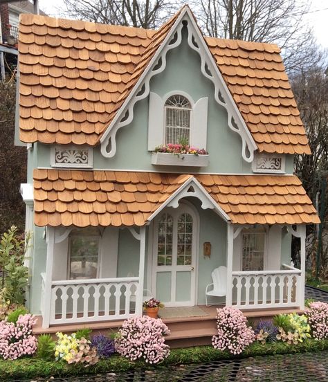 Arthur dollhouse exterior in daylight Doll House Exterior, House Exterior Cottage, Dollhouse Exterior Ideas, Arthur Dollhouse, Exterior Cottage, Dollhouse Exterior, Fairies Garden, Cottage Exteriors, Cottage Designs