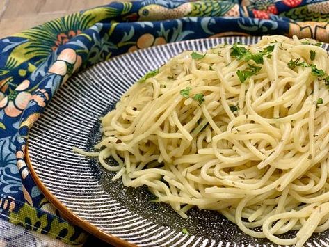 Olive Oil Spaghetti, Mango Chicken Recipes, Garlic And Olive Oil, Aglio E Olio, Mango Chicken, Spaghetti Recipe, Pasta Lover, Baked Ziti, Spaghetti Recipes