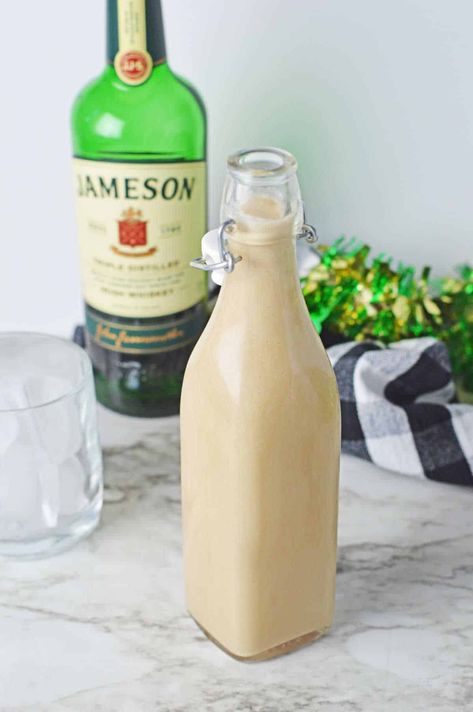 Homemade Irish Cream - Whip up this quick, easy, and tasty copycat of Bailey's Homemade Irish Cream in just 5 minutes, combining Irish Whiskey with a silky, smooth liqueur for the best homemade gift this season. Not only is it delightful on its own, but it's also the perfect addition to coffee, desserts, and cocktails for an extra touch of indulgence. Irish Cream Liquor Recipes, Diy Baileys Irish Cream, Homemade Liqueur Recipes, Homemade Baileys Irish Cream, Baileys Irish Cream Recipes, Baileys Drinks, Irish Cream Recipe, Homemade Baileys, Whiskey Cream