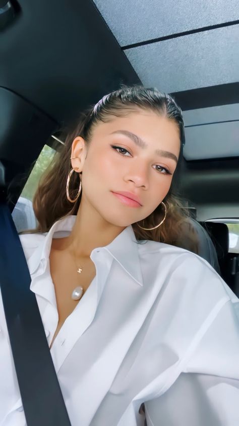 Zendaya Pictures, Mode Zendaya, Estilo Zendaya, Natural Prom Makeup, Zendaya Outfits, Zendaya Style, Soft Glam Makeup, Natural Curls Hairstyles, Zendaya Coleman