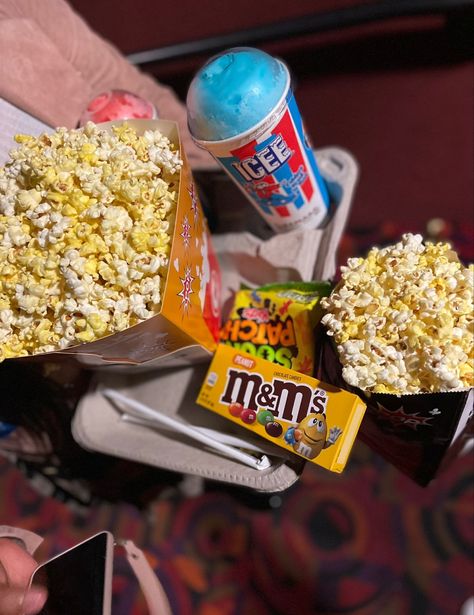 Movie night Movie Theater Snacks Aesthetic, Movie Theater Popcorn Aesthetic, Popcorn Movie Night Aesthetic, Popcorn Asthetic Picture, Cereal At Night Aesthetic, Popcorn Aesthetic, Food Aethstetic, Movie Theater Snacks, Movie Theater Popcorn