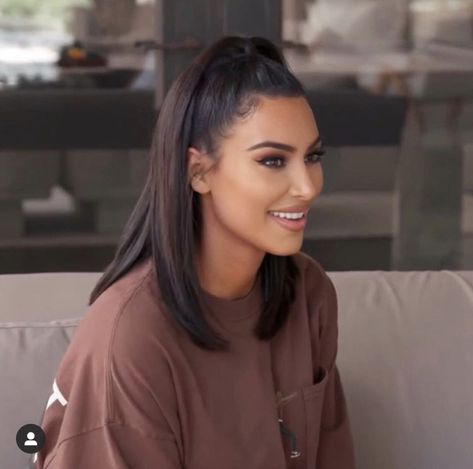 Kim Kardashian Short Hair, Styles For Medium Length Hair, Short Hair Ponytail, Estilo Kardashian, Kardashian Hair, Elegant Updos, Celebrity Makeup Looks, Messy Buns, Peinados Recogidos