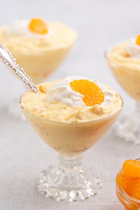 Easy Mandarin Orange Dessert Comes Together with 3 Ingredients Mandarin Orange Dessert, Mandarin Orange Dessert Recipes, Orange Recipes Dessert, Cool Whip Desserts, Orange Dessert, Pineapple Dessert Recipes, Banana Dessert Recipes, Purple Watch, Pineapple Desserts