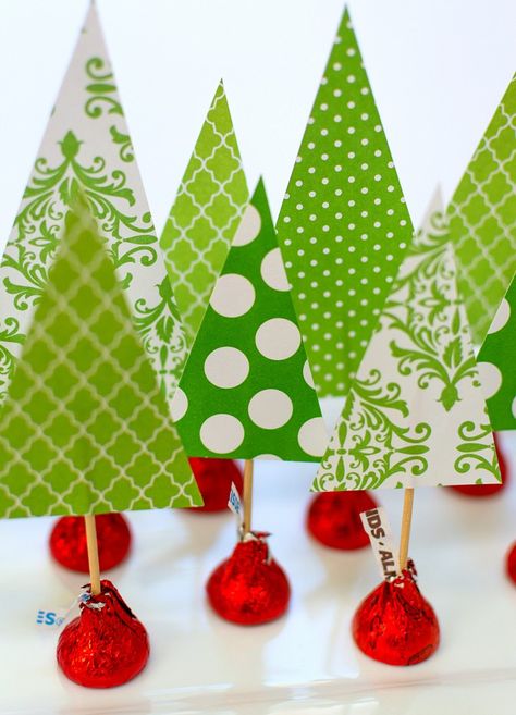 Use these Free Printable Christmas Table Decor items to beautify your holiday Christmas table this year. Simple and easy to print and use. Fun Christmas Crafts, Christmas Tree Crafts, Cheap Christmas, Diy Christmas Decorations Easy, Free Christmas Printables, Holiday Centerpieces, Easy Christmas Crafts, Easy Christmas Diy, Christmas Crafts For Kids