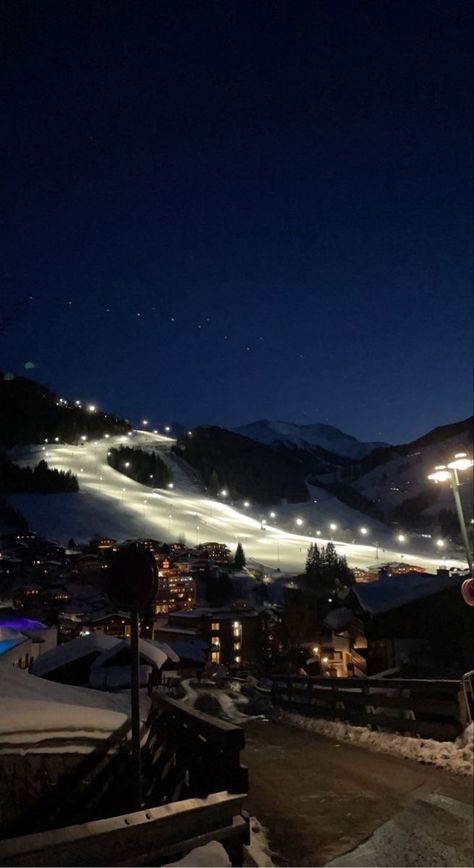 Snow City Aesthetic, Ski Trip Aesthetic, Skiing Aesthetic, City Life Photography, Night Pictures, Night Scenery, Ski Season, Pretty Landscapes, Winter Scenery