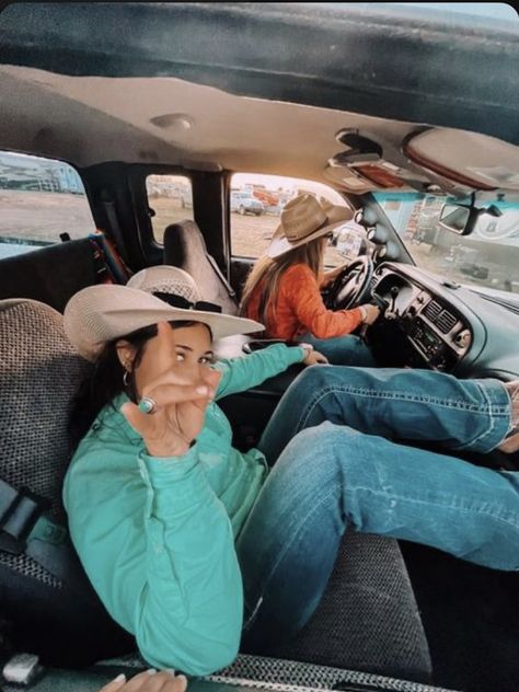 Rodeo Best Friends, Country Friends Aesthetic, Western Best Friend Pictures, Country Picture Ideas, Country Best Friend Pictures, Road Trip Pictures, Road Trip Must Haves, Van Road Trip, Road Trip Aesthetic