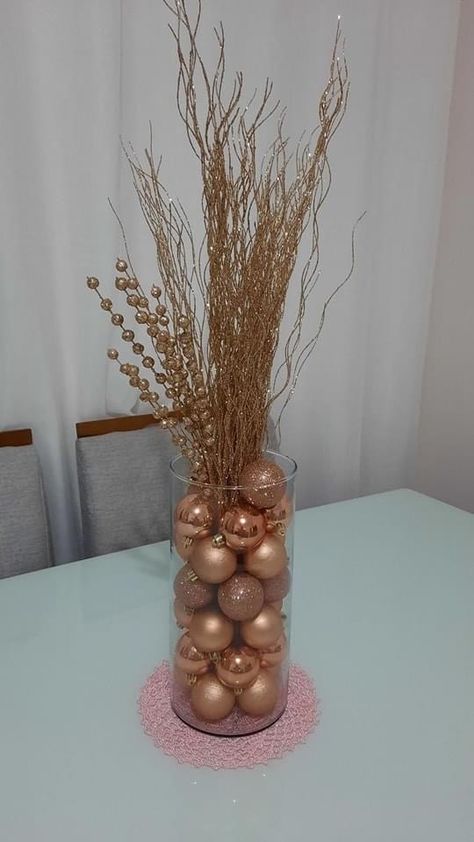 Gold Christmas Centerpieces, Christmas Themes Ideas For Home, Ideas Para Decorar Navidad, Ideas Para Decorar En Navidad, Navidad Aesthetic, Diy Christmas Door, Gold Christmas Tree Decorations, Christmas Decorations Centerpiece, Pretty Christmas Decorations