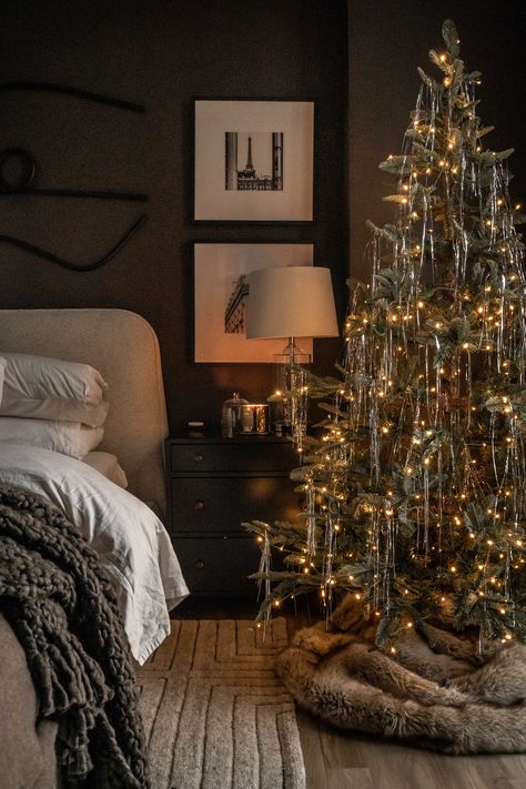 Christmas Tree Without Ornaments, Christmas Tree Inspo, Tinsel Christmas Tree, Decorating Bedroom, Christmas Dreaming, Bedroom Christmas, Tinsel Tree, Christmas Interiors, Christmas Bedroom