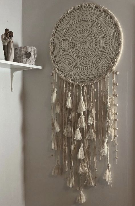 Big Dream Catcher Wall Hangings, How To Make Macrame Dream Catchers, Bedroom Dream Catcher Decor, Dream Catcher Room Ideas, Dream Catcher Room Ideas Bedrooms, Dream Catcher In Bedroom, Boho Dream Catcher Diy, Big Dreamcatcher, Big Dream Catcher