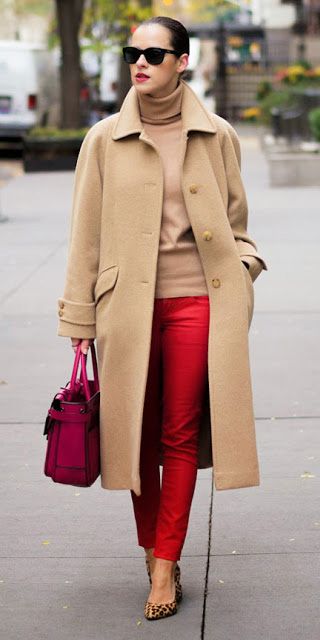 Cherry red skinny jeans | HOWTOWEAR Fashion Red Jeans Outfit, Outfit Pantalon Rojo, Red Pants Outfit, Street Style Bags, Tan Coat, Red Jeans, Wear Red, Camel Coat, Red Pants