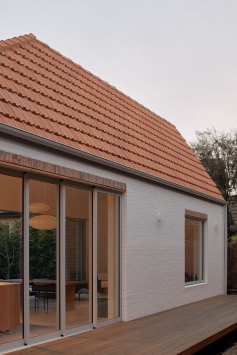 Terracotta Roof House, Architecture Courtyard, Terracotta Roof Tiles, Japanese Motifs, Terracotta Roof, Greenhouse Interiors, Modern Home Design, House Extension, Top Architects