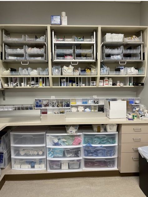 Phlebotomy Room Design, Veterinary Pharmacy Organization, Veterinary Pharmacy Design, Organizing Medical Supplies, Dental Office Organization Ideas, Vet Clinic Organization, Veterinary Organization, Clinic Storage, Laboratory Organization