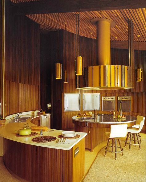 Gold and wood midcentury - unusual kitchen. Round kitchen. Kitchen peninsula 70s House, 70s Interior, Retro Interior Design, Interior Design Per La Casa, Mid Century Modern Kitchen, Mid Century Kitchen, Retro Interior, Design Del Prodotto, Mid Century Decor