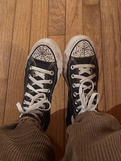 Spider Man Nwh, Converse Drawing, Doodle Shoes, Loren Hale, Sharpie Shoes, Converse Design, Grunge Shoes, Converse Aesthetic, Cute Converse