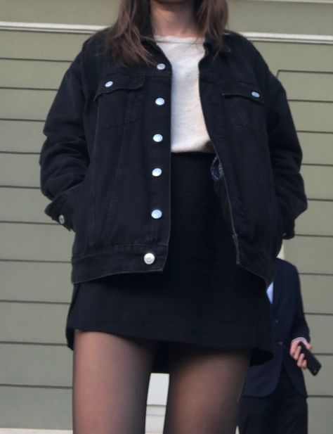 Black Curdory Jacket Outfit, Black Denim Skirt Fall Outfit, Black Jean Jacket Outfits Aesthetic, Black Courdory Jacket Outfit, Black Denim Jacket Outfit Aesthetic, Cropped Black Denim Jacket Outfit, Black Denim Jacket Outfit Winter, How To Style Black Denim Jacket, Oversized Black Denim Jacket Outfit