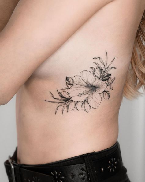 Ornamental Hibiscus Tattoo, Delicate Hibiscus Tattoo, Hibiscus Tattoo Collar Bone, Hibiscus Tattoo Side Ribs, Hibiscus Tattoo On Ribs, Hibiscus Floral Tattoo, Tattoo Ideas Hibiscus Flower, Fineline Hibiscus Tattoo, Hibiscus Tattoo Black And White