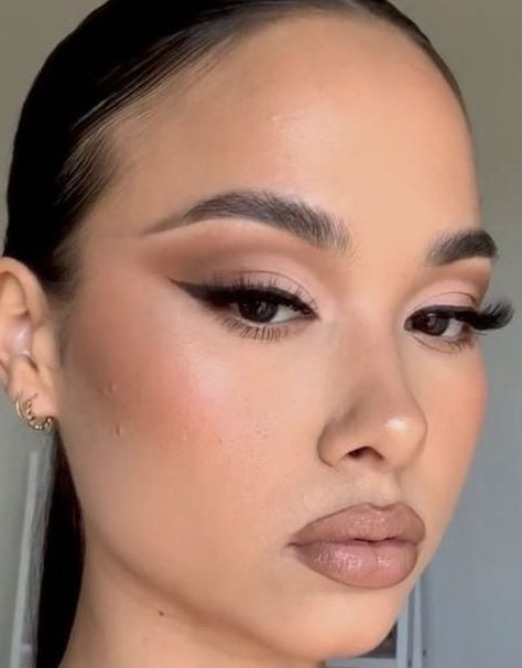 Very Easy Makeup, Recital Makeup, Soft Cut Crease, Eye Makeup For Hooded Eyes, Cut Crease Eye Makeup, Black Smokey Eye Makeup, Crease Eyeshadow, Eye Makeup Cut Crease, Smokey Makeup