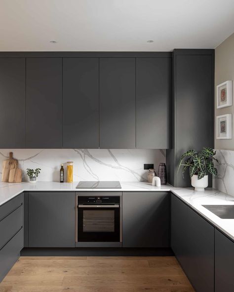 Handless Cabinets, Urban Style Kitchen, Urban Kitchen Design, Small U Shaped Kitchens, Quartz Calacatta, Modern Grey Kitchen, Minimal Kitchen Design, Handleless Kitchen, Simple Kitchen Design