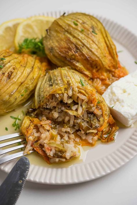 Rice Flower Recipes, Grape Leaf Recipes, Zucchini Flower Recipes, Greek Vegetarian Recipes, Greece Recipes, Stuffed Zucchini Flowers, Zucchini Side Dishes, Easy Baked Ziti, Greek Dinners