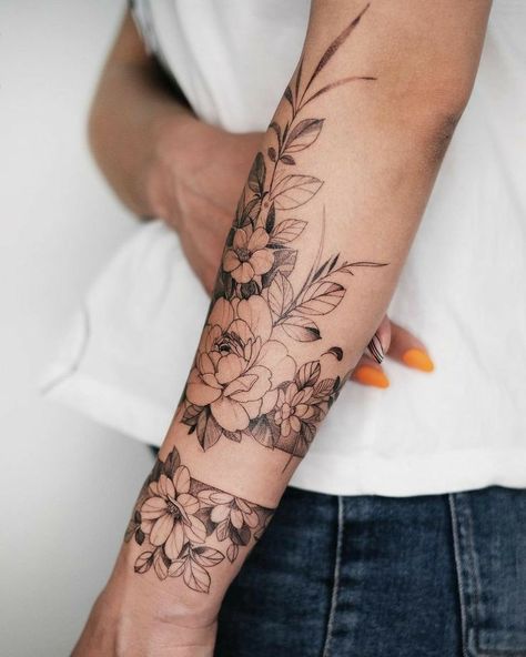 Botanisches Tattoo, Half Sleeve Tattoos Forearm, Around Arm Tattoo, Wrap Around Tattoo, Forearm Flower Tattoo, Wrap Tattoo, Feminine Tattoo Sleeves, Forearm Band Tattoos, Floral Line Art