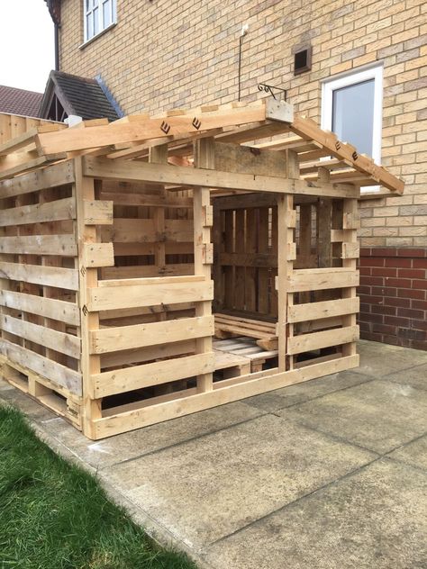 Pallet house Pallet Playhouse, Outdoor Pallet Projects, Pallet Building, Pallet Shed, Build A Playhouse, Pallet House, Woodworking For Kids, Outdoor Sheds, Wooden Pallet Projects