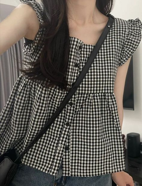 Catholiccore Outfit, Square Shape Blouse Design, Checkered Top Outfit, Simple Top Designs, Peplum Top Pattern, Peplum Top Outfits, Blouse Cotton, Fashion Top Outfits, Trendy Dress Outfits