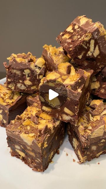 Jon Watts on Instagram: "Cadbury’s Crunchie Tiffin 

So simple, and such a treat! ✨ 

Here’s what you need to make these:

160 g Golden syrup
130 g Butter
200 g Milk chocolate
200 g Dark chocolate 70%
150 g Digestive biscuits
100 g Raisins
150 g Cadbury’s Crunchie

For the topping:
300 g Milk chocolate
150 g Cadbury’s Crunchie

Check out my website for the full written recipe 🙌 
Have a go, and let me know how you get on! ❤️" Cadbury Crunchie Recipes, Crunchie Recipes, Cadbury Crunchie, Square Cookies, Chocolate Slice, Candy Cakes, Digestive Biscuits, Chocolate Sweets, Golden Syrup