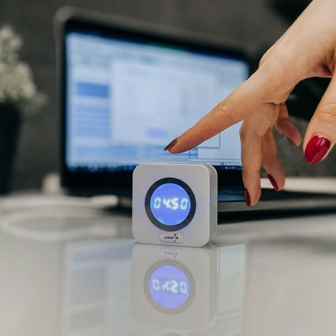 Meet LUXAFOR POMODORO TIMER Luxafor USB-powered Pomodoro Timer allows you to create better working habits by splitting your workday into manageable blocks without forgetting to take a break. 😇 #luxafor #pomodorotimer #gadget #productivity #countdown #timer #hacks Pomodoro Technique App, Pomodoro Time, Pomodoro Timer, Study Desk Decor, Avoid Distractions, Pomodoro Technique, Fast Shop, Digital Timer, Train Your Brain