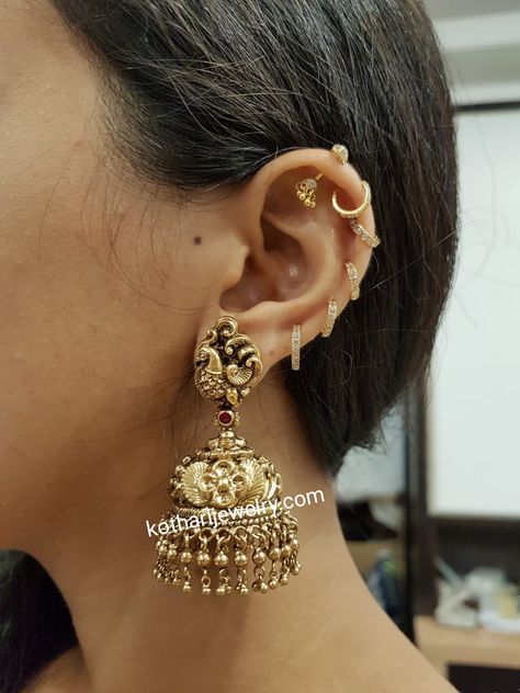 Hindu Jewelry, Diamond Gold Earrings, 22 Carat Gold Jewellery, Indian Diamond Jewellery, Gold Bangles Indian, Bridal Diamond Necklace, Antique Gold Earrings, Bracelets Diamond, Gold Jhumka Earrings