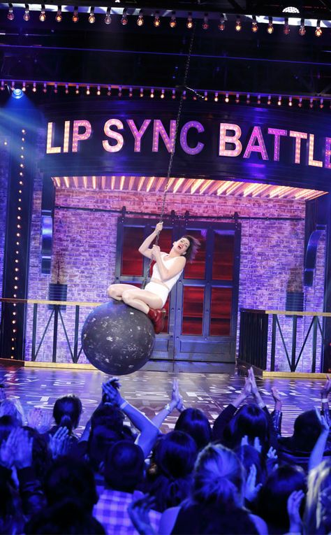 Anne Hathaway from Lip Sync Battle Performances | E! Online Lip Sync Battle Party, Mexican Baddie, Battle Party, Ann Hathaway, Tennis Open, Lip Syncing, Amazon Prime Shows, Bizarre Pictures, Rock Opera