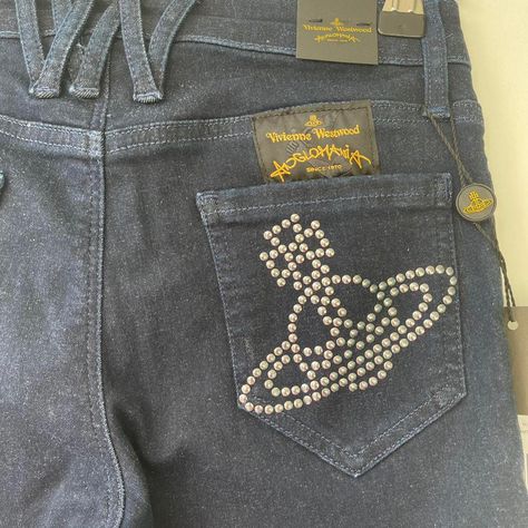 Painting On Jeans Y2k, Custom Diamond Jeans, Bedazzled Jeans Aesthetic, Rhinestone Clothes Y2k, Rhinestone Clothes Diy, Y2k Pants With Gems, Y2k Gem Pants, Bedazzled Jean Pockets, Jeans With Bedazzled Pockets