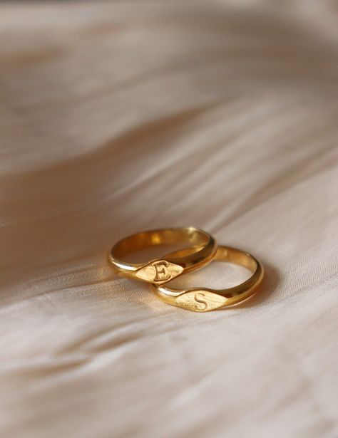 Dainty signet initial ring, dainty ring, signet ring Materials: 925 sterling silver 18k gold vermeil  Ready to ship within 3-5 business days. Minimalist Ring Design, Gold Simple Promise Rings, Signet Initial Ring, Womens Gold Jewelry, Initial Jewelry Gold, Dainty Signet Ring, Pinky Promise Rings For Couples, Simple Promise Rings For Couples, Ring Placement Ideas