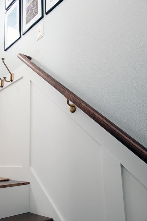 Stairway Handrail, Basement Finishing Ideas, Stairs Handrail, Interior Handrails, 2020 Bedroom, Diy Stair Railing, Wall Mounted Handrail, Kitchen Yellow, Handrail Design