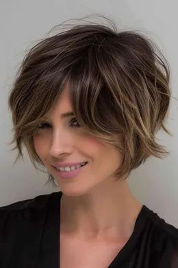 Fransiger Bob mit Pony: 53+ charmante Styles - hairtastic.de Mango Black Dress, Wavy Bob Haircuts, Wavy Bob, Fabulous Hair, Boho Hair, Lob Haircut, Hair 2024, Hairdos For Short Hair, Shot Hair Styles