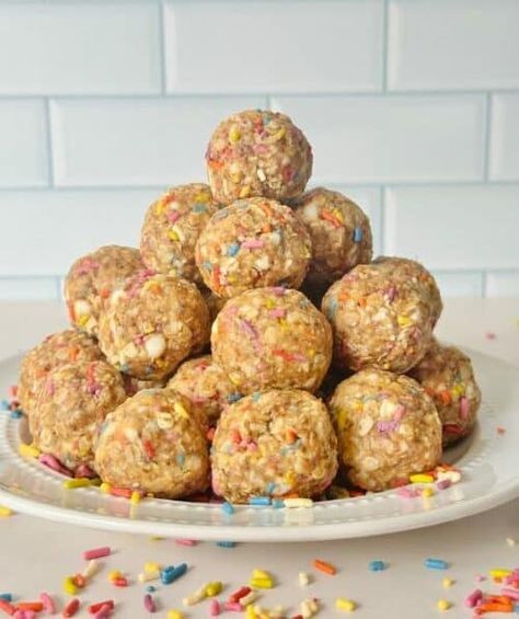 These birthday cake protein balls are jam packed with protein, fiber, iron, and have a fun birthday flare to them. Wedding Cake Protein Balls, Birthday Cake Oatmeal Balls, Protein Balls Birthday Cake, Healthy Birthday Cake Protein Balls, Protein Balls With Vanilla Protein, Fruity Protein Balls, Birthday Cake Protein Bar, Birthday Cake Energy Balls, Confetti Protein Balls