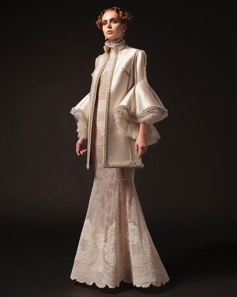 Dreamy patterns of lace on a boat neck silhouette with puffy gathered sleeves. Kimono Ideas, Krikor Jabotian, Detail Couture, Abaya Design, Gaun Fashion, Formal Wear Dresses, Womens Sweatshirts, فستان سهرة, Bespoke Tailoring