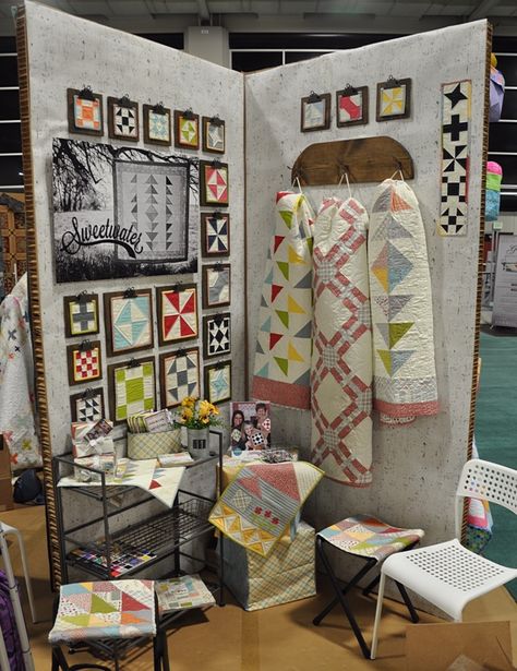 Quilt Shop Displays, Christmas Fair Ideas, Panel Quilt Patterns, Quilt Display, Booth Decor, Craft Booth Displays, Spring Quilts, The Quilt Show, Quilt Stores