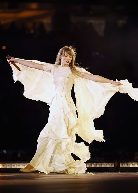 taylor swift eras tour folklore cream / white dress Taylor Swfit, Taylor Swift Dress, Taylor Outfits, Taylor Swift Tour Outfits, Celebrity Skin, Swift Tour, Estilo Taylor Swift, Taylor Swift Cute, Taylor Swift Posters