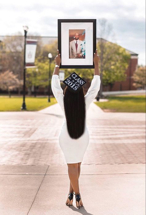 Graduation Pictures Outfits, Graduation Pictures Ideas, Graduation Photoshoot Ideas, Senior Portrait Outfits, Graduation Pictures Poses, Nursing Graduation Pictures, Grad Poses, Grad Photo Ideas, College Graduation Pictures Poses