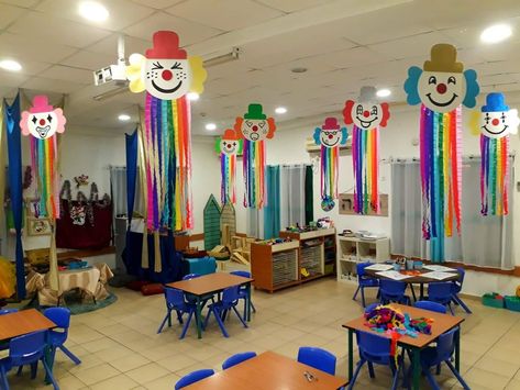 Circus Theme Crafts, Carnival Classroom, Circus Activities, Circus Crafts, Theme Carnaval, Circus Decorations, Clown Party, Carnival Themed Party, Classroom Decor Themes